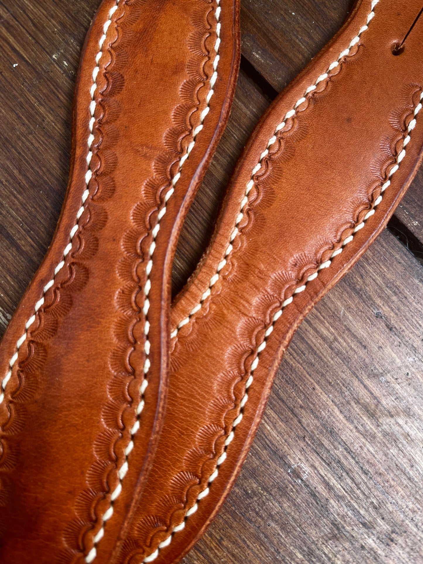 Slobber straps en cuir chestnut coutures et motifs